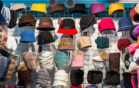 在妇女帽子店织物纺彩色头巾上展示图片