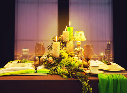 浪漫的晚餐有食品装饰的餐桌蜡烛葡萄和苹果装饰图片