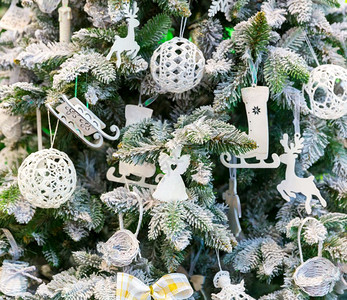 圣诞树与装饰近距离新年装饰冬天的节日庆祝活动圣诞树与装饰的特写新年图片