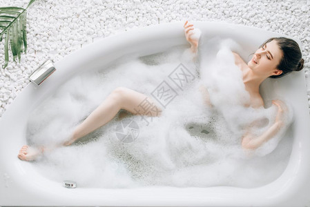 美女在浴缸中泡澡放松图片