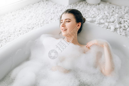 放松健康和皮肤护理在浴室温泉有吸引力的女士在洗澡时用泡沫顶视图片