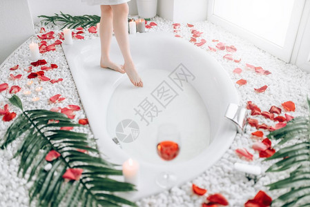 洗浴时用泡沫入池用玫瑰花瓣装饰图片