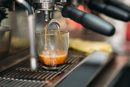 在咖啡机里准备饮料咖啡房概念机里准备饮料图片
