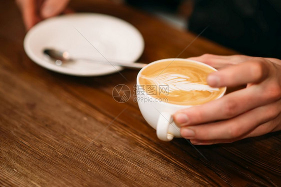 男人手握着一杯咖啡图片
