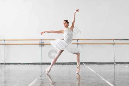 芭蕾班和白墙上背景的墙美丽女芭蕾舞者图片