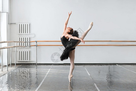 芭蕾班的课堂的舞者图片
