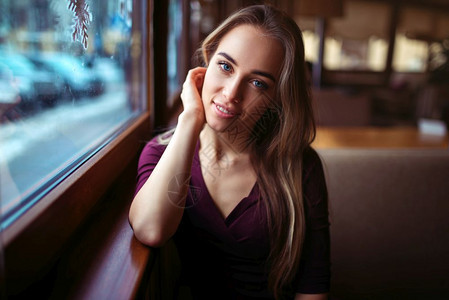 在咖啡店等人的年轻美女图片