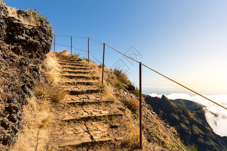 山上有台阶的小路葡萄牙马德拉山间小道图片