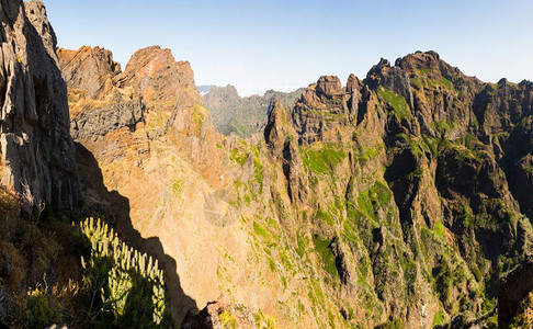 美丽的高山景观脚踏实地的马德拉山地景观图片