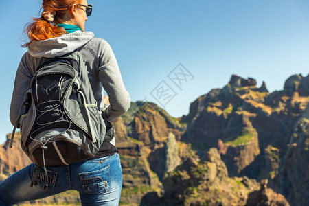 女孩站在山里背着包图片
