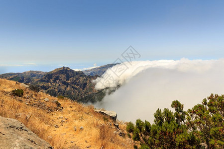 美丽的山岳在云层风景图片