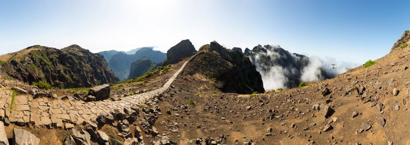 山丘高脚踏板马德拉山丘高的远足轨道全景图片