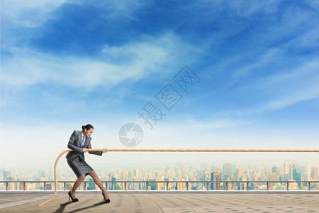 人拉东西图片_人拉东西素材_人拉东西高清图片_摄图网图片下载