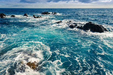 海浪和岩石地貌波纹海马迪拉高清图片