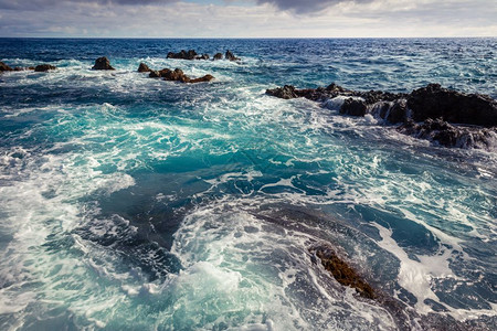 狂风大海浪和岩石风景图片