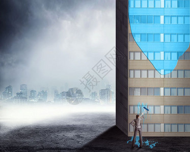 女商人在一座蓝色的高级办公大楼上画图片