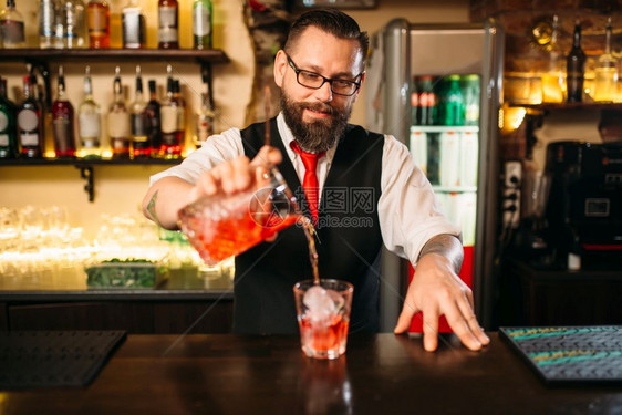 酒保在餐厅里挥舞图片