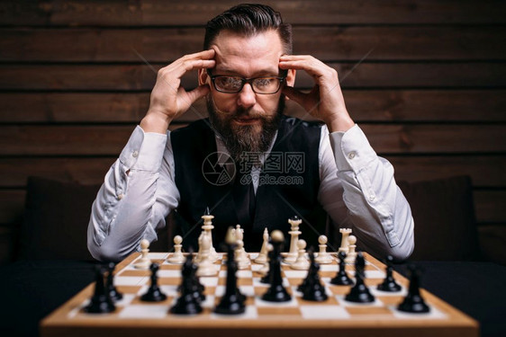 思考象棋策略的男选手图片