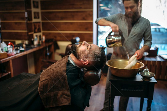 理发店的胡子长男人理发店将水倒入本底的铜碗图片