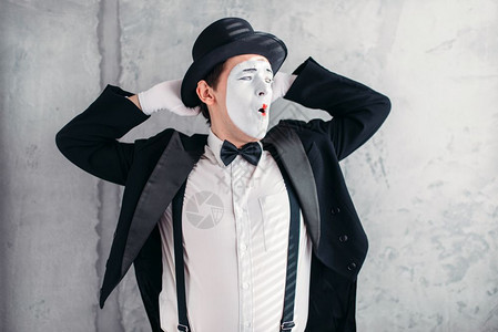 化妆面罩的白板艺术家穿西装手套和帽子的黑衣人傻瓜日概念图片