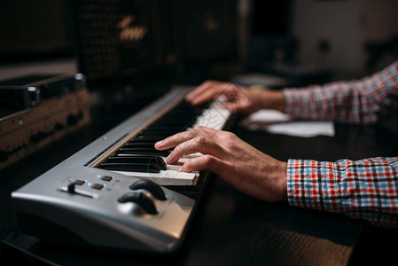 制作人手握音乐键盘闭合数字录音技术图片
