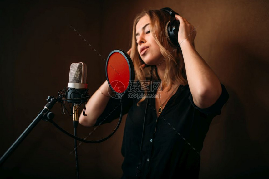 在音乐室录制一首歌的女歌手图片