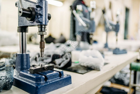 制衣厂工业服装设备缝纫机车间高清图片素材