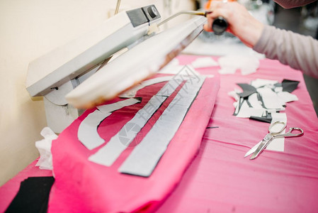 制衣厂工业服装设备缝纫机图片