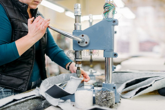 制衣厂工业服装设备缝纫机图片