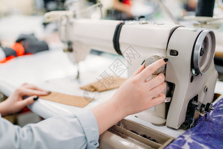 制衣厂工业服装设备缝纫机针线活高清图片素材