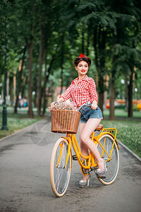 旧式自行车的女孩带鲜花图片