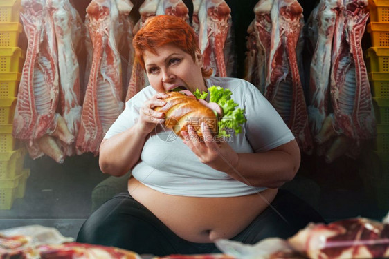肥胖症超重的女人吃东西图片