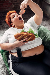 超重女人吃三明治图片