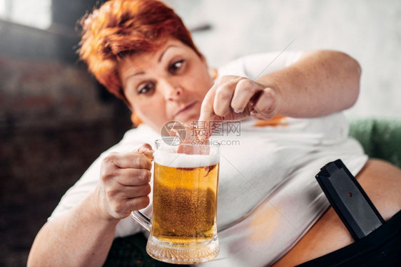 胖女人喝啤酒吃三明治图片