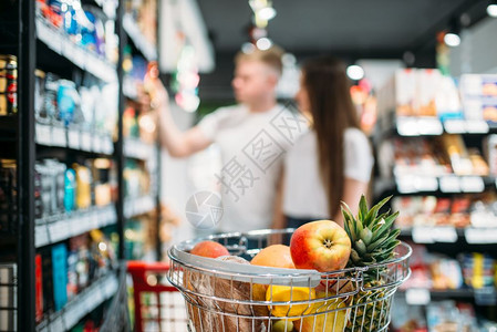 推车的女顾客在杂货店购物图片