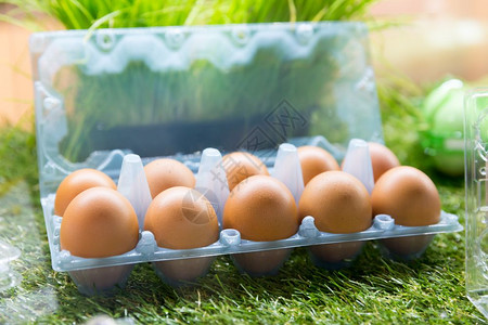 鸡蛋包装塑料容器中的鸡蛋背景