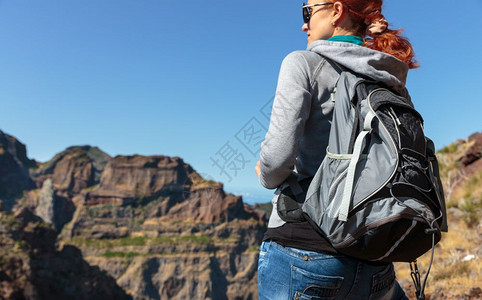 站在山上背着包的年轻女子山上图片