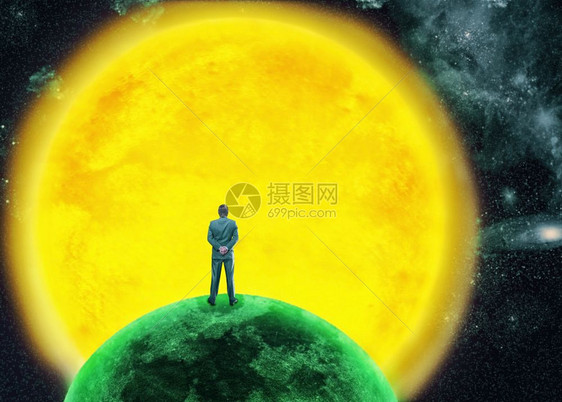 站在地球上的商人站在太阳面前地球上的商人图片