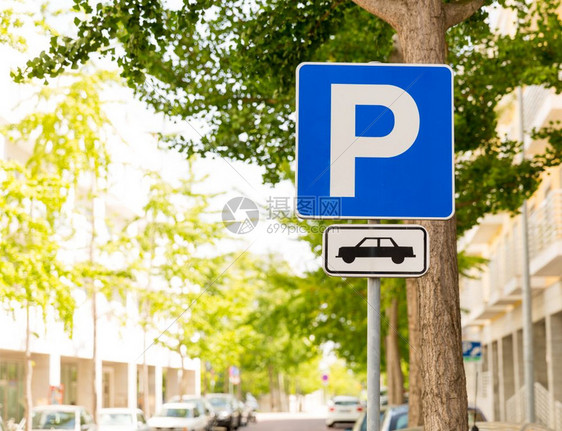 街上停车区标志图片