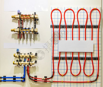 一套装有采集器的供暖楼层系统图片