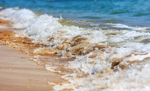 激荡的海浪拍打在沙滩上图片