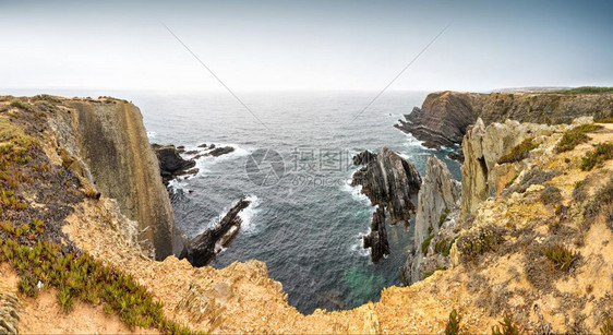 俯瞰葡萄牙落基山脉的小海湾图片
