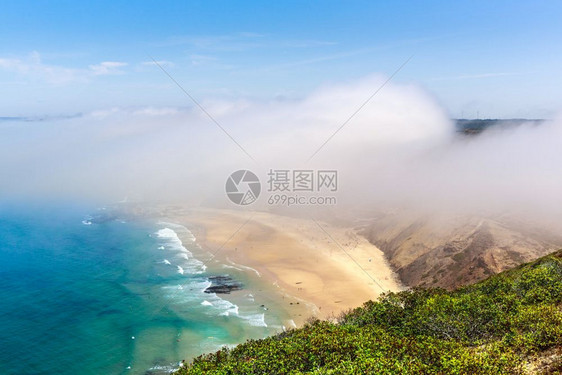 俯瞰夏日沙滩碧蓝的海水图片