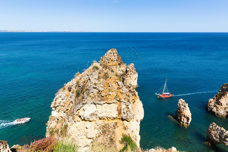 葡萄牙俯瞰布满岩石峭壁的海上船只海上之船图片