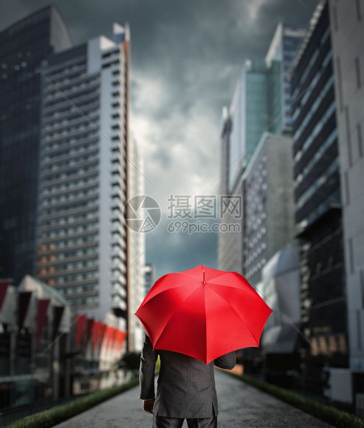 商人在城里拿着红伞站在后面商人拿着雨伞图片