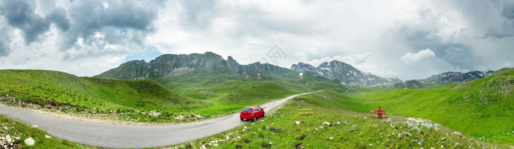 蒙泰格罗山的全景车上有汽还旅行者在板凳上图片