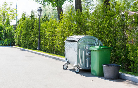 院子里的废铁和绿色塑料垃圾桶图片
