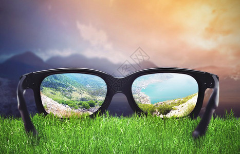 岩石眼镜夏季山地风景透过眼镜背景