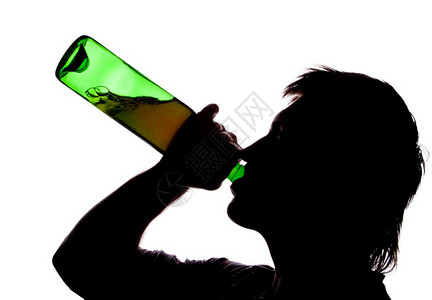 男人喝酒的休光影孤立在白色上图片