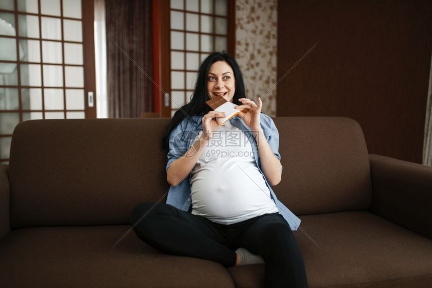 孕妇坐在沙发上吃巧克力图片